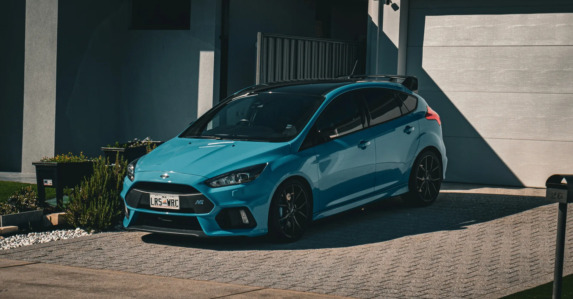 Model van een automerk in de hero van de website